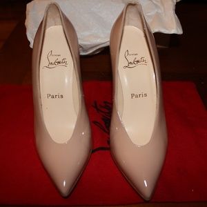 NIB Christian Louboutin Lola Nude Patent 38.5 Pump